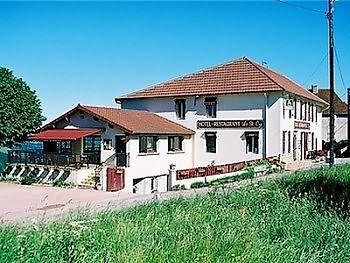 Отель Logis Le Saint Cyr Montmelard Экстерьер фото