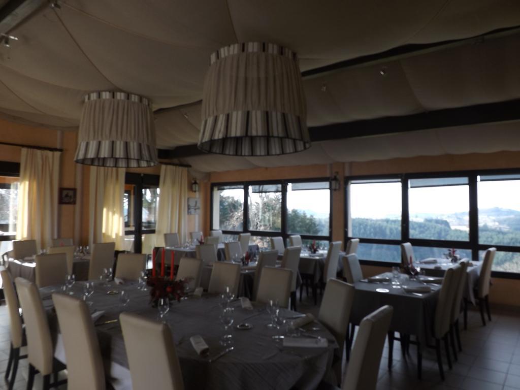 Отель Logis Le Saint Cyr Montmelard Экстерьер фото