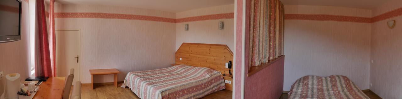 Отель Logis Le Saint Cyr Montmelard Экстерьер фото