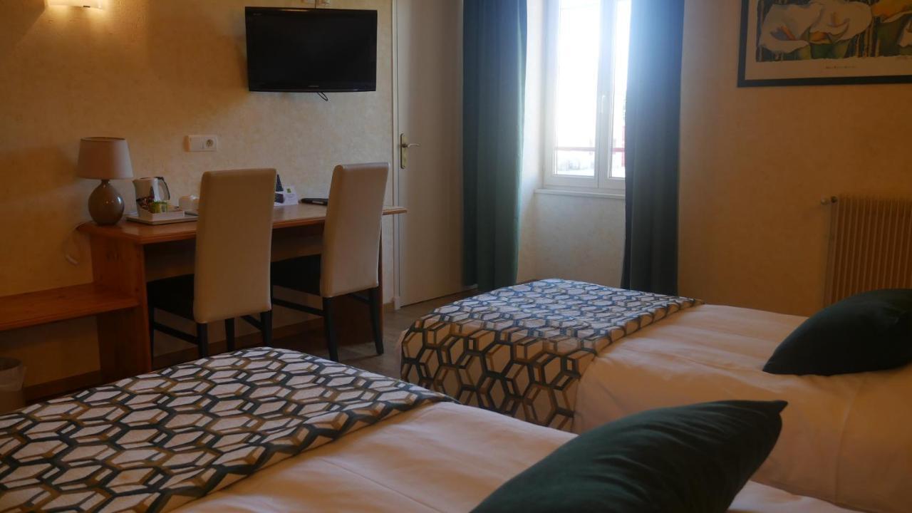 Отель Logis Le Saint Cyr Montmelard Экстерьер фото