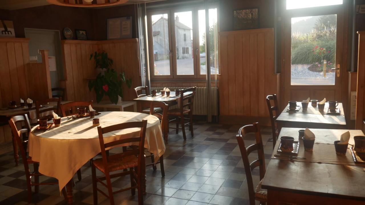 Отель Logis Le Saint Cyr Montmelard Экстерьер фото